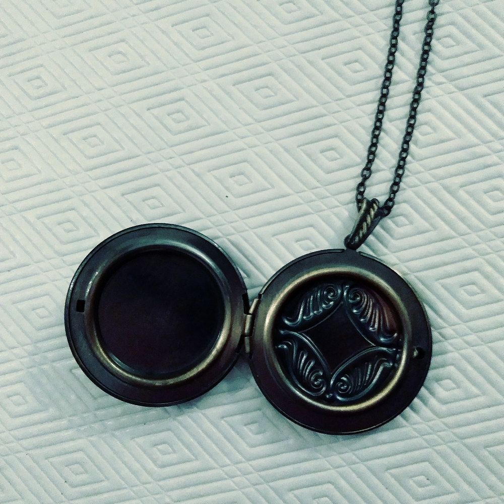 Locket - Picture 2 of 2